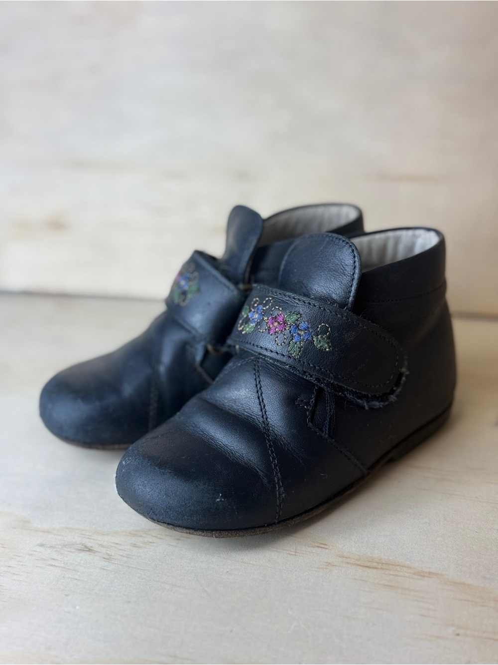 Toddler Black Leather Hook-and-Loop Shoes with Floral Accent
